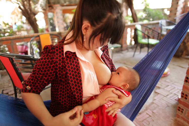 प्रेगनेंसी के बाद स्तनपान से होता है पेट कम breastfeeding helps reduce belly postpartum